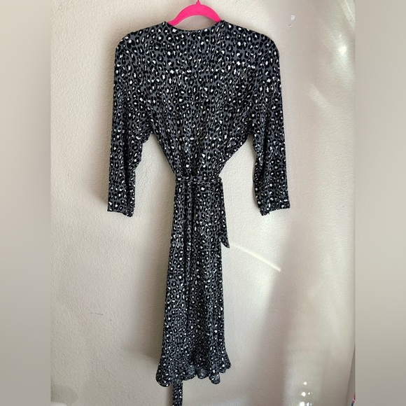 Leota Gray Leopard Animal Print Stretch Faux Wrap Belted Midi Dress L - Picture 8 of 12